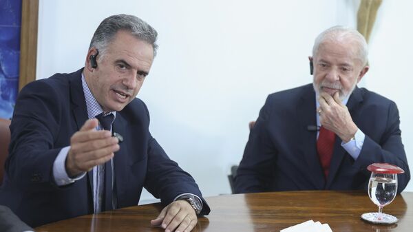 O presidente do Uruguai, Yamandú Orsi, conversa com seu homólogo brasileiro, Luiz Inácio Lula da Silva, durante reunião em Brasília, em 29 de novembro de 2024 - Sputnik Brasil