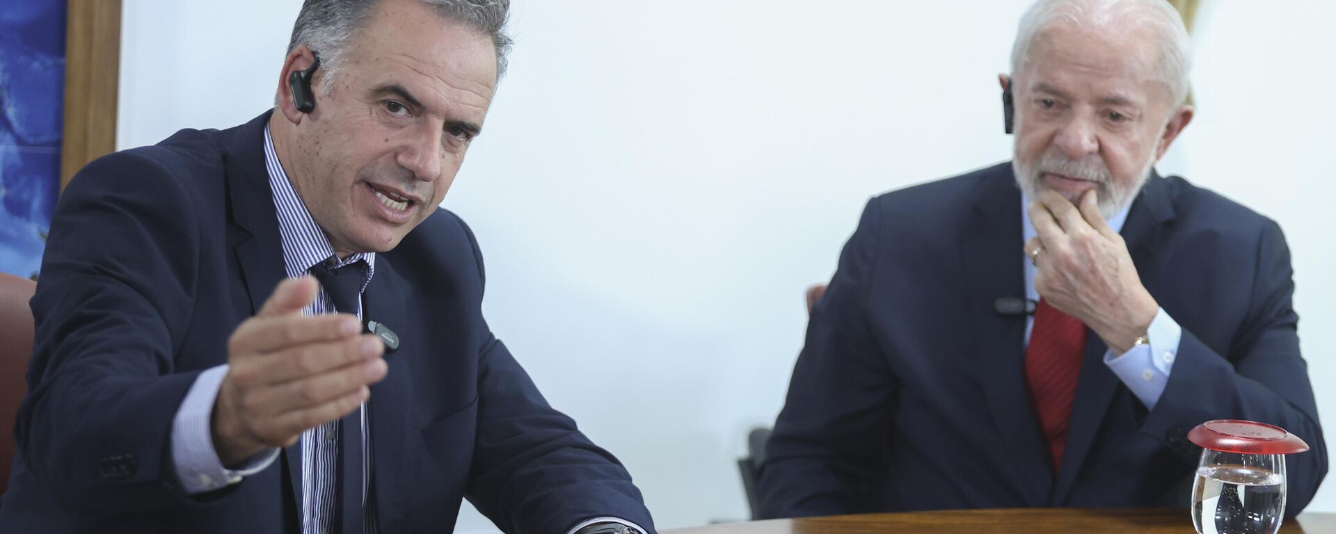 O presidente do Uruguai, Yamandú Orsi, conversa com seu homólogo brasileiro, Luiz Inácio Lula da Silva, durante reunião em Brasília, em 29 de novembro de 2024 - Sputnik Brasil, 1920, 05.08.2025