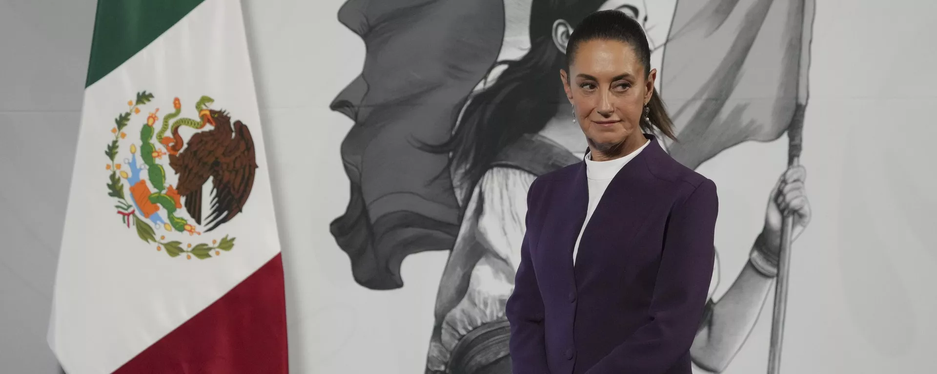 A presidente mexicana Claudia Sheinbaum aguarda sua coletiva de imprensa matinal no Palácio Nacional da Cidade do México, 4 de março de 2025 - Sputnik Brasil, 1920, 01.02.2026