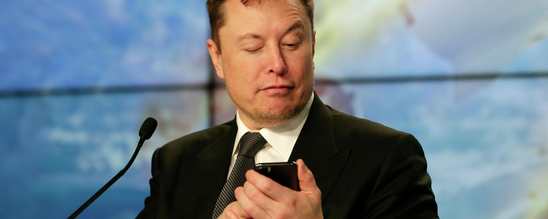 Elon Musk, fundador, CEO e engenheiro-chefe/designer da SpaceX, brinca com repórteres enquanto finge procurar uma resposta para uma pergunta em um telefone celular durante uma entrevista coletiva no Centro Espacial Kennedy em Cabo Canaveral, Flórida, 19 de janeiro de 2020 - Sputnik Brasil, 1920, 09.03.2025