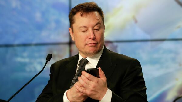 Elon Musk, fundador, CEO e engenheiro-chefe/designer da SpaceX, brinca com repórteres enquanto finge procurar uma resposta para uma pergunta em um telefone celular durante uma entrevista coletiva no Centro Espacial Kennedy em Cabo Canaveral, Flórida, 19 de janeiro de 2020 - Sputnik Brasil