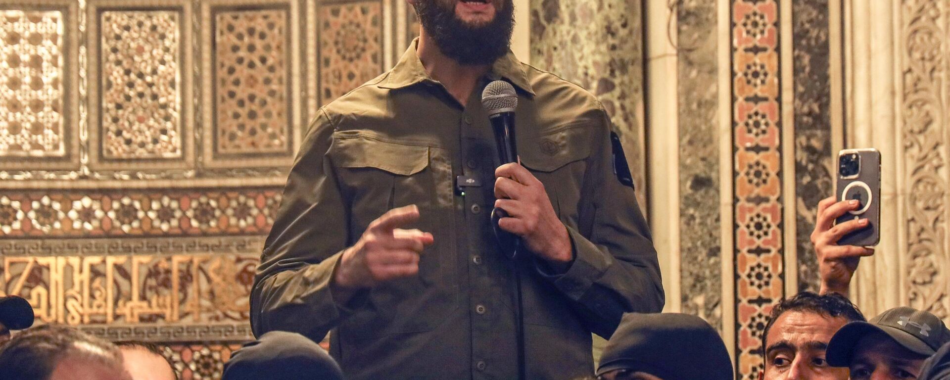 O líder interino da Síria, Ahmed al-Sharaa, discursa na Mesquita Omíada em Damasco, 8 de dezembro de 2024 - Sputnik Brasil, 1920, 10.04.2025