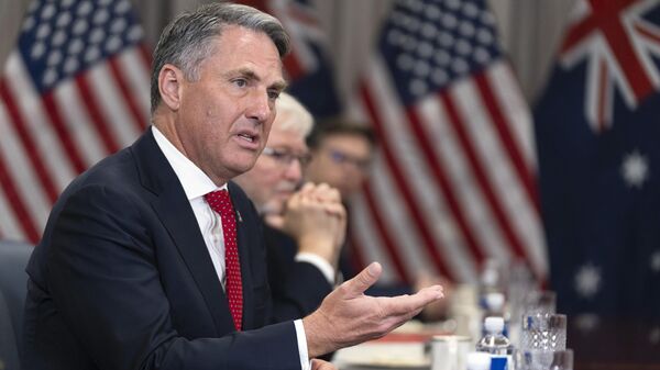 O vice-primeiro-ministro e ministro da Defesa australiano, Richard Marles, responde à pergunta de um repórter antes do início de uma reunião com o secretário de Defesa, Pete Hegseth, no Pentágono, em Washington, 7 de fevereiro de 2025 - Sputnik Brasil