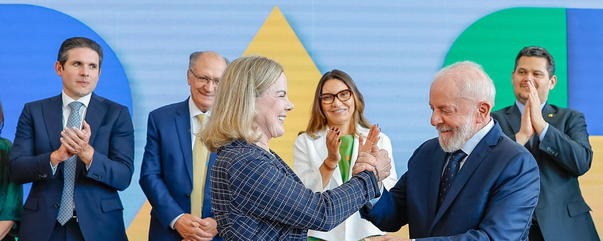 Presidente da República, Luiz Inácio Lula da Silva, durante cerimônia de transmissões de cargos e posses do ministro da Saúde, Alexandre Padilha, e da ministra da Secretaria de Relações Institucionais, Gleisi Hoffmann, no Palácio do Planalto. Brasília (DF), março de 2025 - Sputnik Brasil, 1920, 10.03.2025