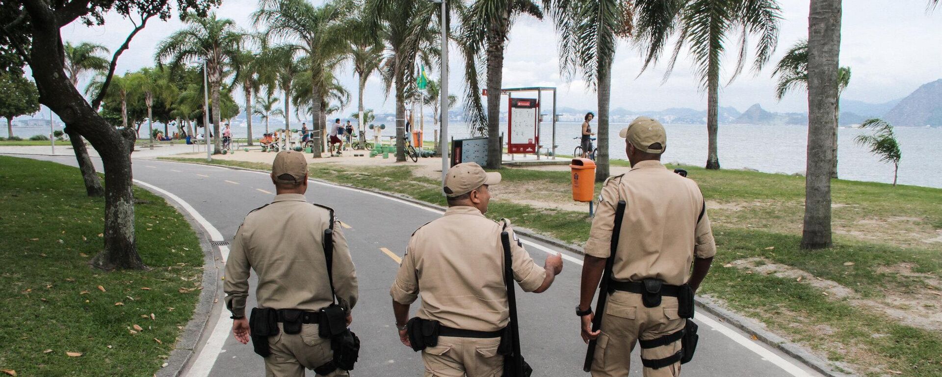 Agentes da Guarda Municipal do Rio de Janeiro fazem patrulhamento na orla. Brasil, 22 de dezembro de 2016 - Sputnik Brasil, 1920, 11.03.2025