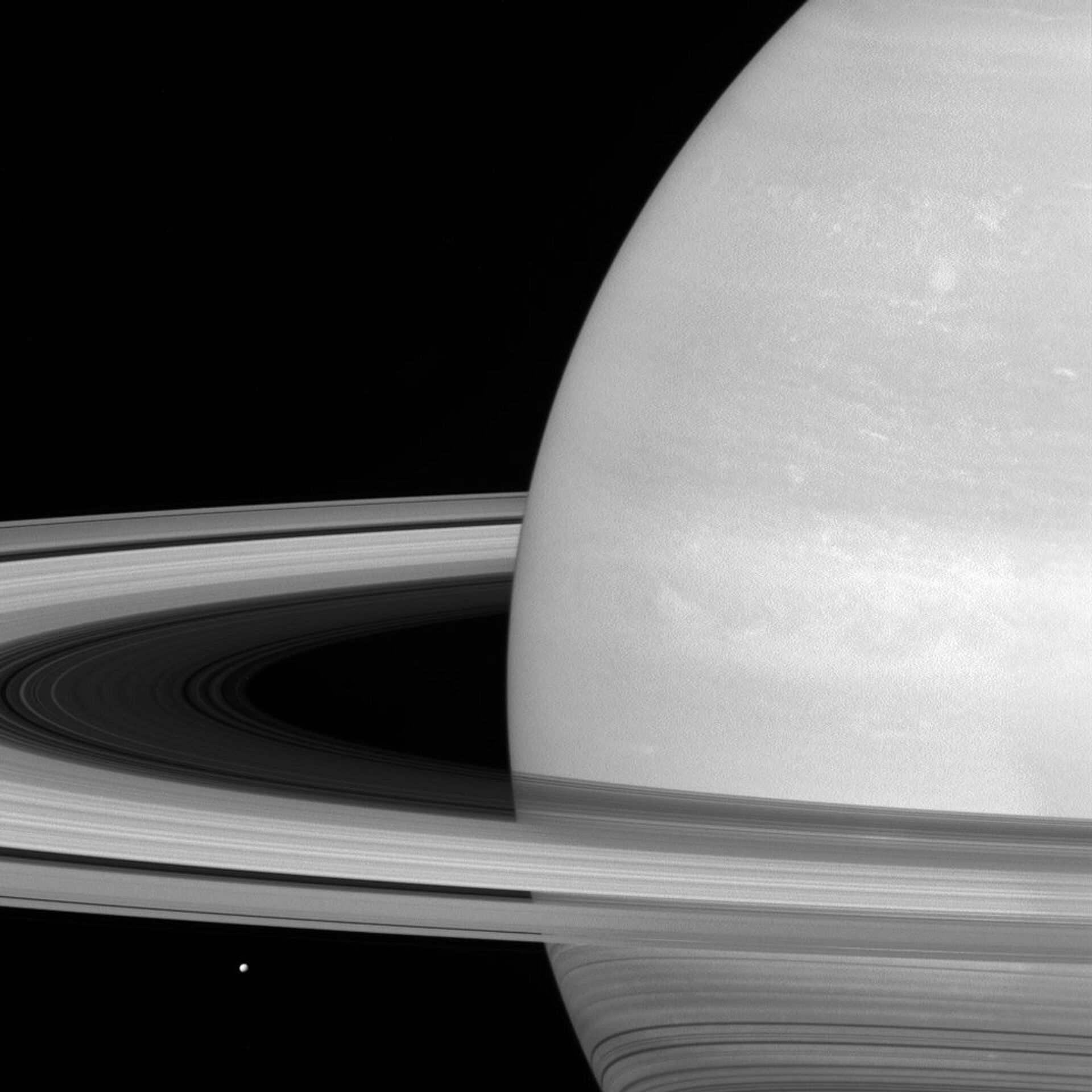 Esta imagem do lado iluminado pelo sol dos anéis de Saturno, destaca a lua gelada de Saturno, Mimas, ofuscada pelos enormes anéis do planeta, foi tirada pela espaçonave Cassini, 21 de julho de 2016 - Sputnik Brasil, 1920, 12.03.2025