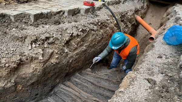 Arqueólogos do Museu da Boêmia Oriental em Pardubice desenterraram fragmento de rua medieval que data do século XIV - Sputnik Brasil