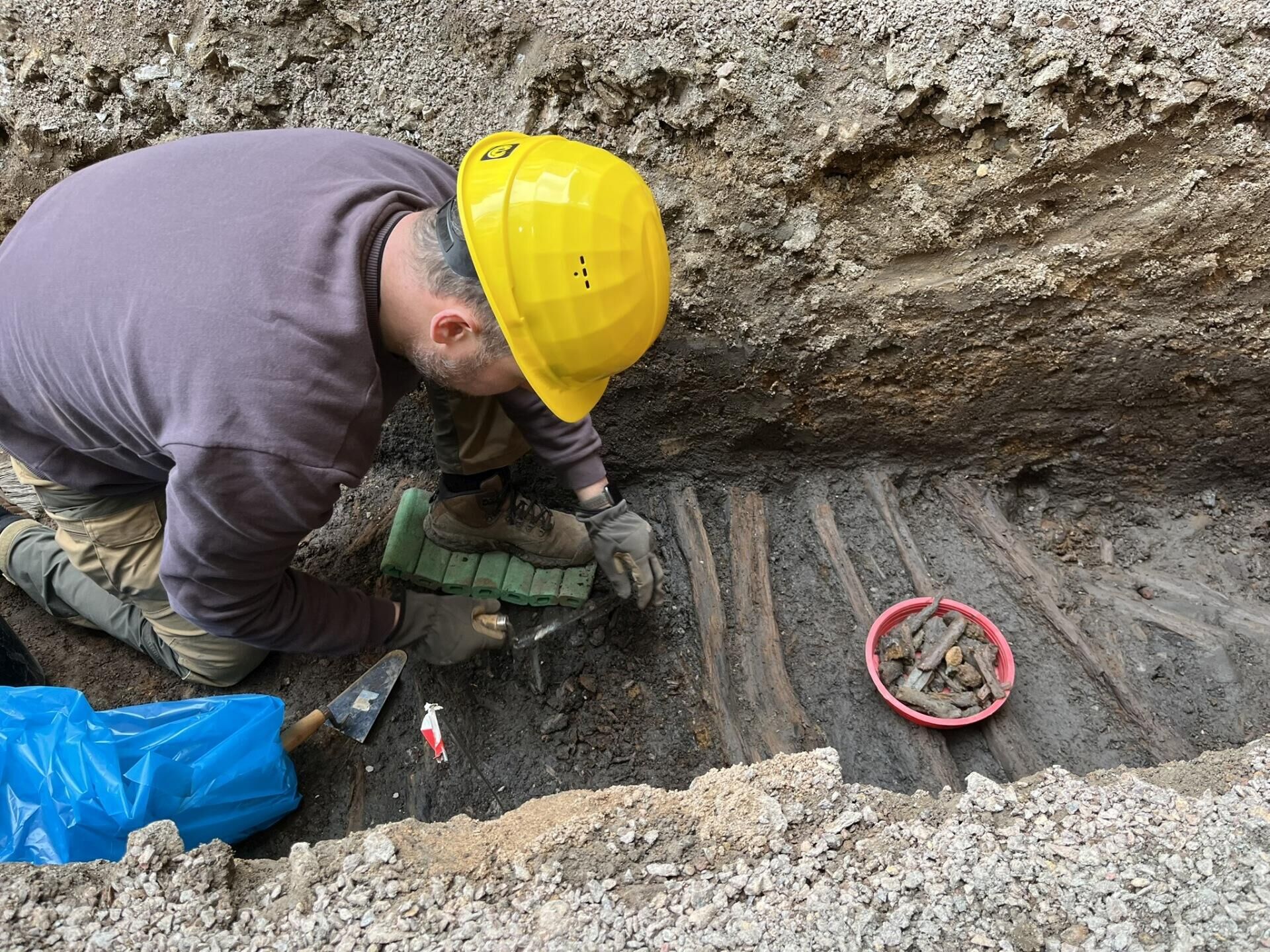 Arqueólogos do Museu da Boêmia Oriental em Pardubice desenterraram fragmento de rua medieval que data do século XIV