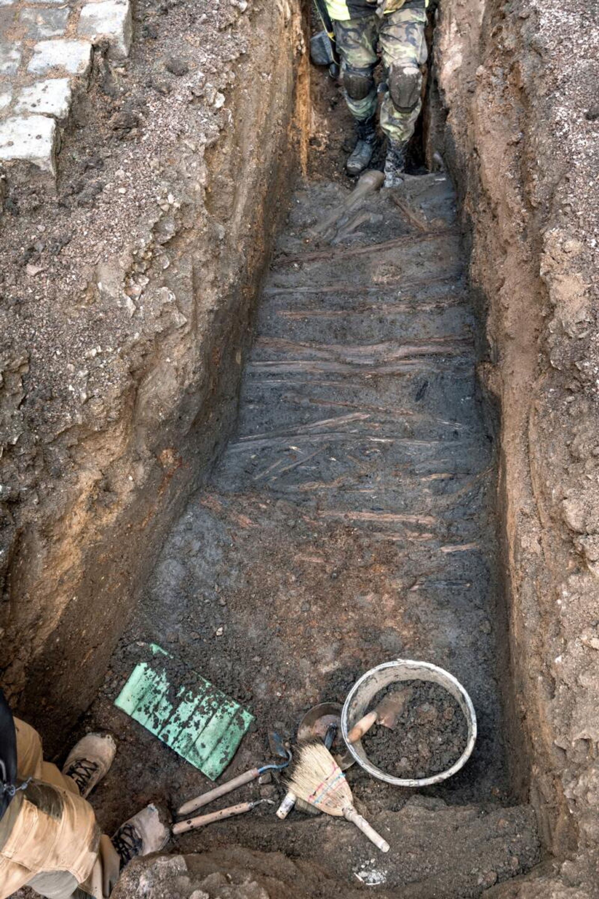 Arqueólogos do Museu da Boêmia Oriental em Pardubice desenterraram fragmento de rua medieval que data do século XIV