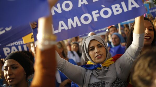 Mulher segura uma placa dizendo Não à islamofobia durante uma manifestação condenando os ataques que mataram 15 pessoas em Barcelona. ​​Espanha, 26 de agosto de 2017 - Sputnik Brasil