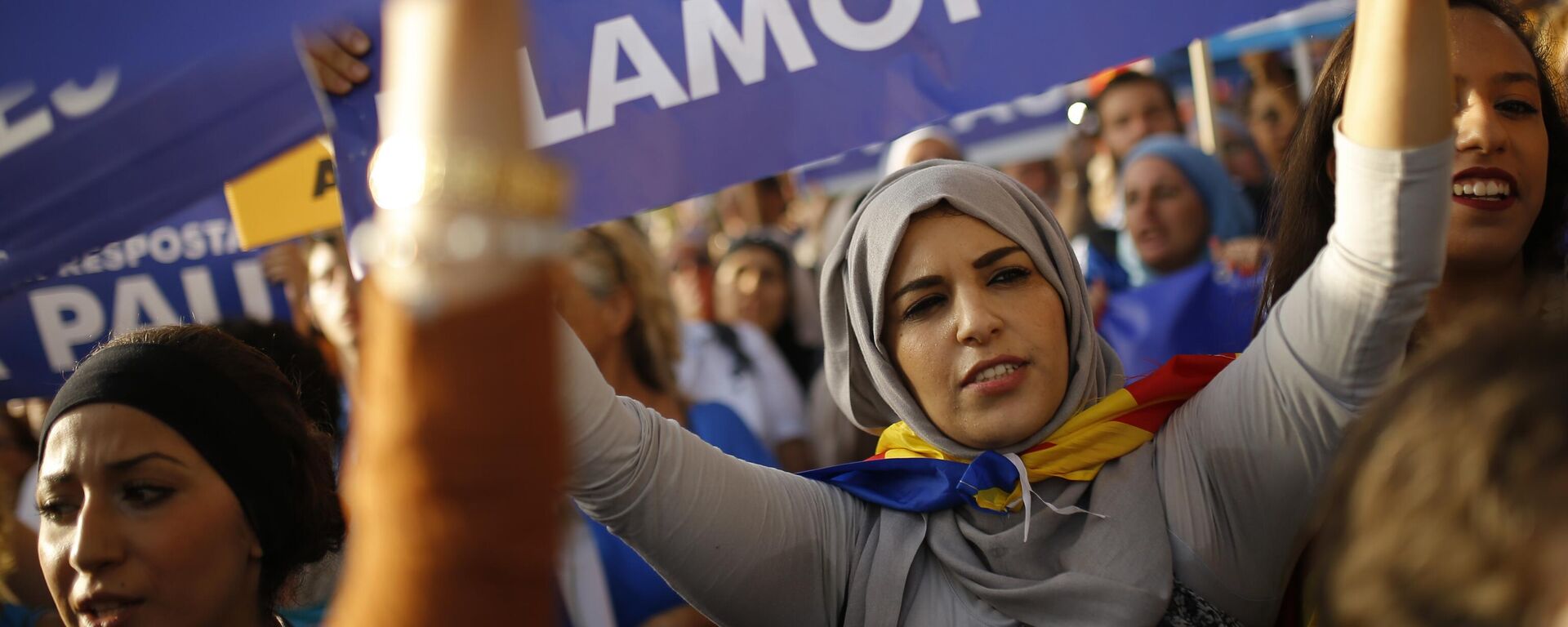 Mulher segura uma placa dizendo Não à islamofobia durante uma manifestação condenando os ataques que mataram 15 pessoas em Barcelona. ​​Espanha, 26 de agosto de 2017 - Sputnik Brasil, 1920, 12.03.2025