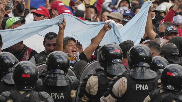 Protestos de aposentados contra o governo foram reforçados por torcidas organizadas; manifestação acabou com confronto entre manifestantes e polícia - Sputnik Brasil