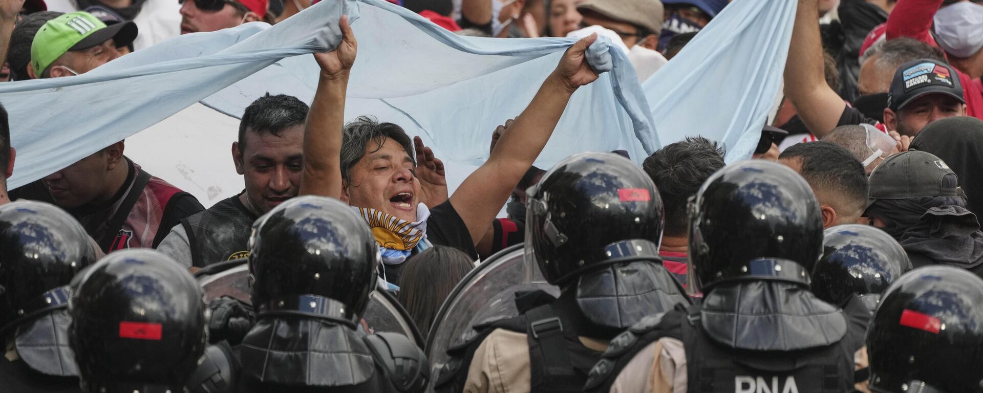 Protestos de aposentados contra o governo foram reforçados por torcidas organizadas; manifestação acabou com confronto entre manifestantes e polícia - Sputnik Brasil, 1920, 12.03.2025