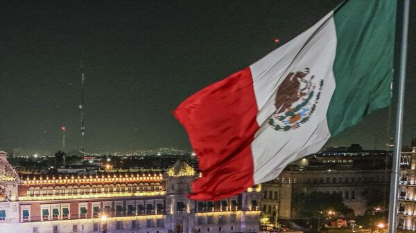 Bandeira do México sobre uma praça na Cidade do México - Sputnik Brasil