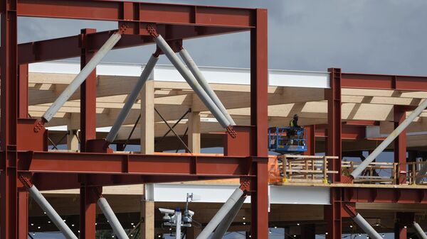 Uma equipe trabalha em construção após Trump impor tarifas de 25% sobre a importação de aço brasileiro, San Bruno, Califórnia, EUA, 12 de março de 2025 - Sputnik Brasil