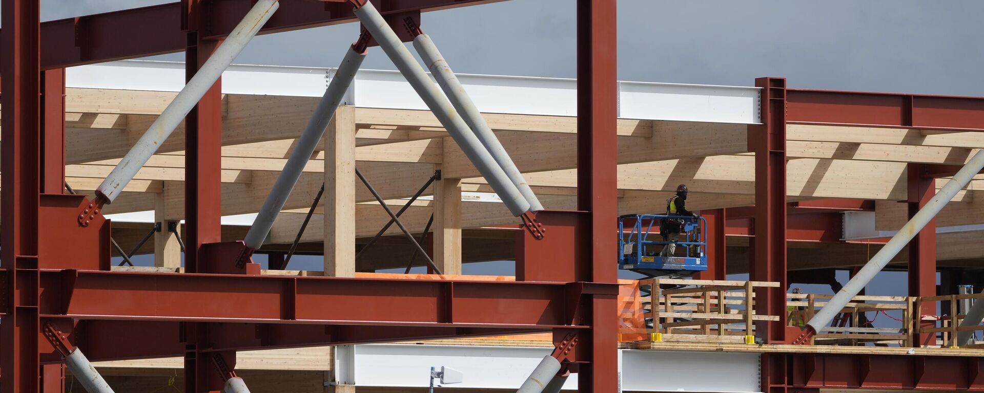 Uma equipe trabalha em construção após Trump impor tarifas de 25% sobre a importação de aço brasileiro, San Bruno, Califórnia, EUA, 12 de março de 2025 - Sputnik Brasil, 1920, 27.07.2025