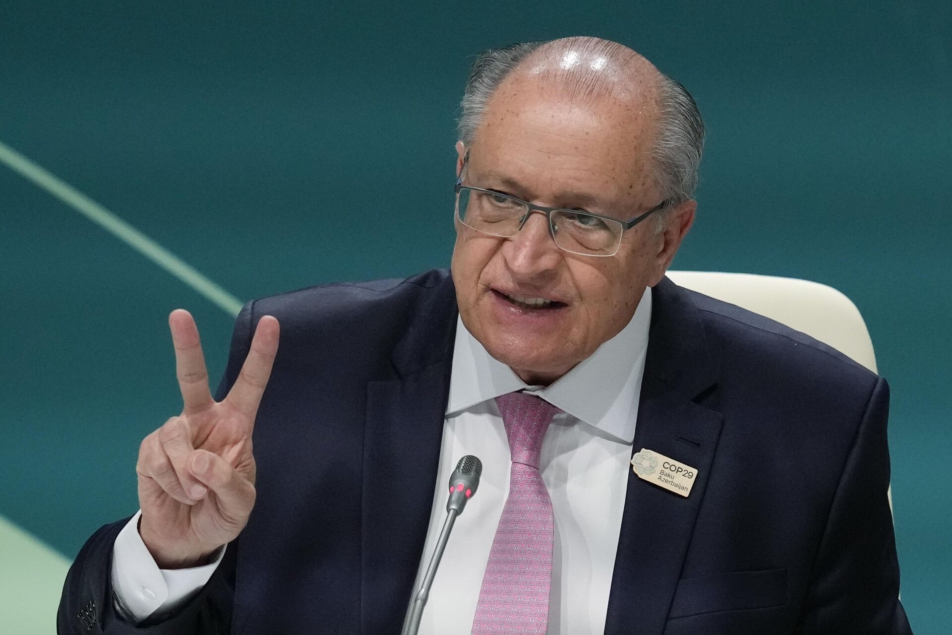 O vice-presidente do Brasil, Geraldo Alckmin, gesticula durante uma coletiva de imprensa na Cúpula do Clima da ONU COP29, Baku, Azerbaijão, 13 de novembro de 2024 (foto de arquivo) - Sputnik Brasil, 1920, 14.03.2025