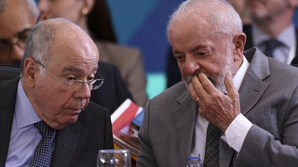 O ministro de Relações Exteriores, Mauro Vieira, ouve o presidente Luiz Inácio Lula da Silva, durante sessão especial de abertura da primeira reunião de sherpas da presidência brasileira do BRICS, no Palácio Itamaraty, Brasília, 26 de fevereiro de 2025 - Sputnik Brasil