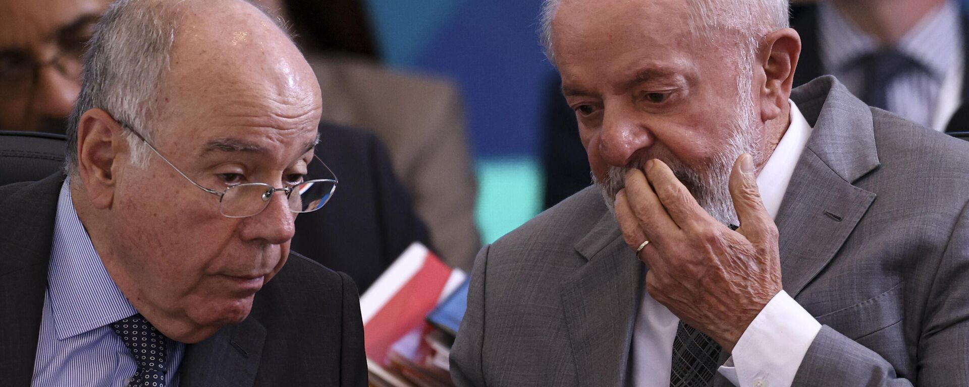 O ministro de Relações Exteriores, Mauro Vieira, ouve o presidente Luiz Inácio Lula da Silva durante sessão especial de abertura da primeira reunião de sherpas da presidência brasileira do BRICS, no Palácio Itamaraty. Brasília (DF), 26 de fevereiro de 2025 - Sputnik Brasil, 1920, 12.11.2025