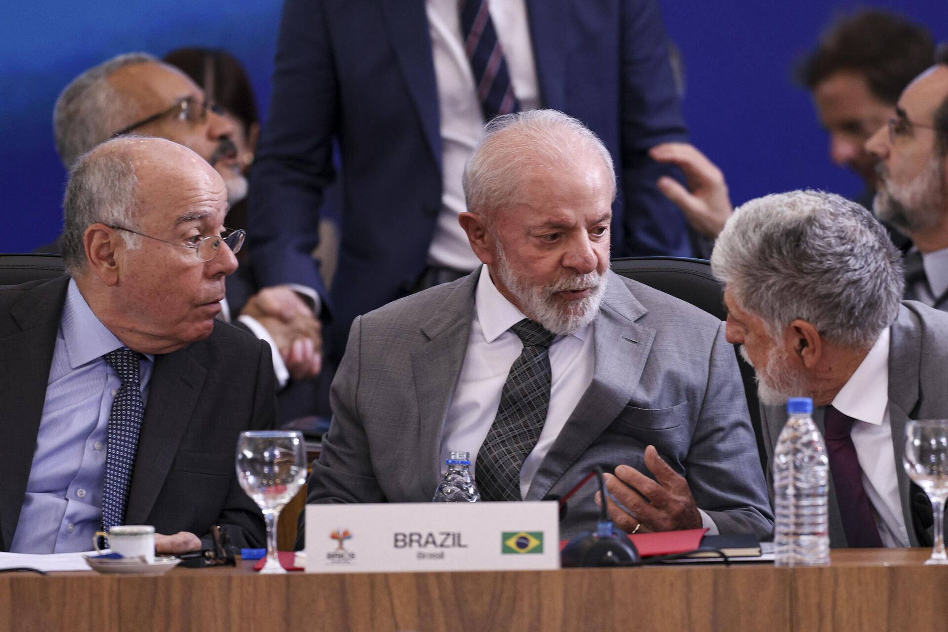 O ministro de Relações Exteriores do Brasil, Mauro Vieira, o presidente Luiz Inácio Lula da Silva e o assessor-chefe da Assessoria Especial do Presidente, Celso Amorim, conversam durante sessão especial de abertura da primeira reunião de sherpas da presidência brasileira do BRICS, no Palácio Itamaraty. Brasília, Brasil, 26 de fevereiro de 2025 - Sputnik Brasil, 1920, 14.03.2025