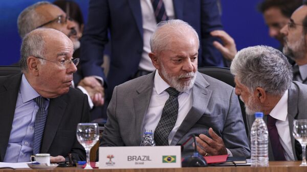 O ministro de Relações Exteriores do Brasil, Mauro Vieira, o presidente Luiz Inácio Lula da Silva e o assessor-chefe da Assessoria Especial do Presidente, Celso Amorim, conversam durante sessão especial de abertura da primeira reunião de sherpas da presidência brasileira do BRICS, no Palácio Itamaraty. Brasília, Brasil, 26 de fevereiro de 2025 - Sputnik Brasil