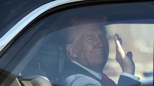O presidente Donald Trump acena para a mídia ao sair de um almoço com o presidente da Câmara no Capitólio, Washington, EUA, 12 de março de 2025 - Sputnik Brasil