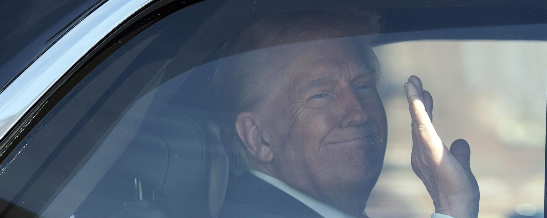 O presidente Donald Trump acena para a mídia ao sair de um almoço com o presidente da Câmara no Capitólio, Washington, EUA, 12 de março de 2025 - Sputnik Brasil, 1920, 15.04.2025