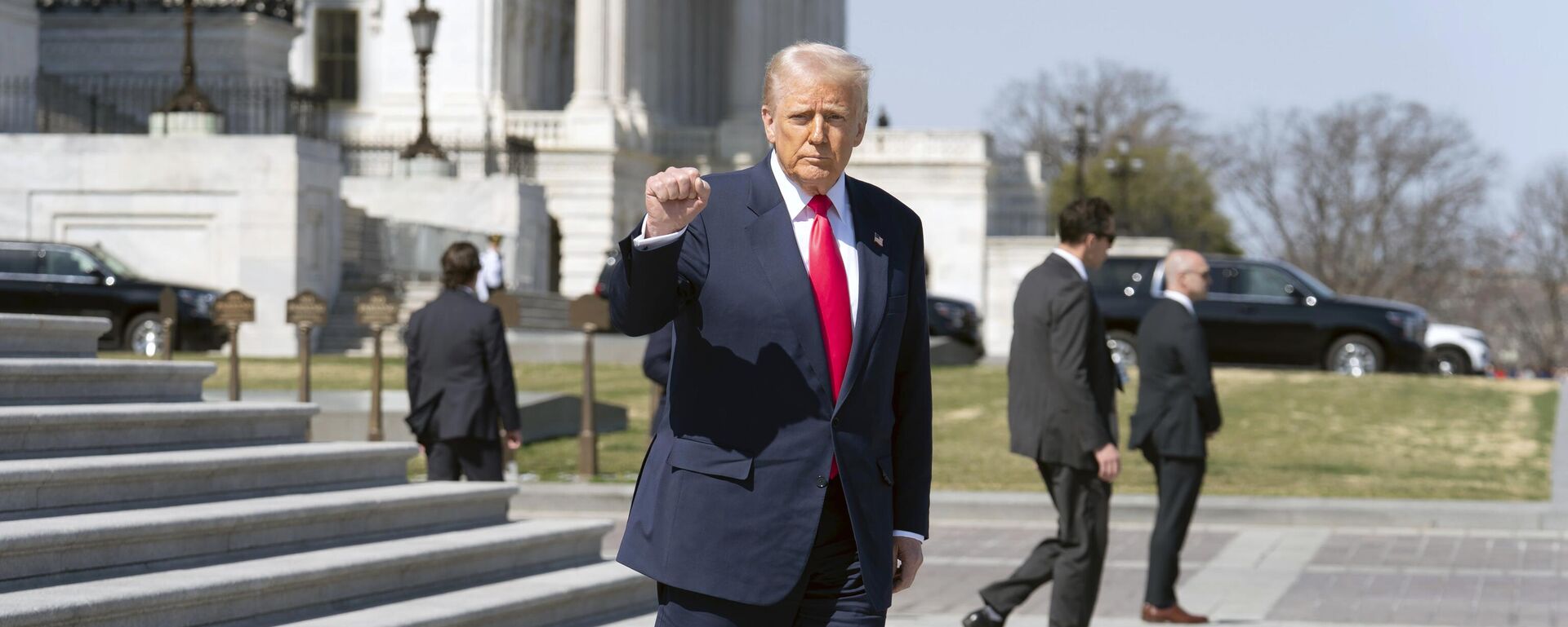 Donald Trump gesticula para a mídia após um almoço no Capitólio dos EUA, em Washington, D.C., em 12 de março de 2025 - Sputnik Brasil, 1920, 10.04.2025