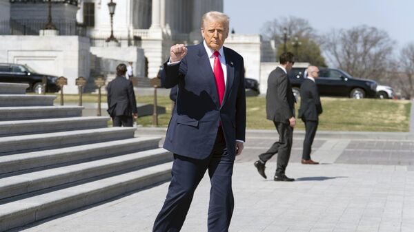 Donald Trump gesticula para a mídia após um almoço no Capitólio dos EUA, em Washington DC. EUA 12 de março de 2025 - Sputnik Brasil