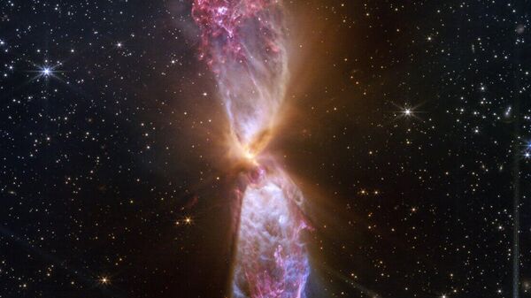 O que parecem chamas gêmeas são conhecidas como Lynds 483 (L483), ejeções de duas estrelas em formação ativa no centro. As próprias estrelas estão escondidas em um pequeno disco opaco de poeira que cabe em um pixel. Esta é a imagem mais detalhada de L483 até o momento, fornecida em luz infravermelha próxima de alta resolução pelo Telescópio Espacial James Webb (JWST) - Sputnik Brasil