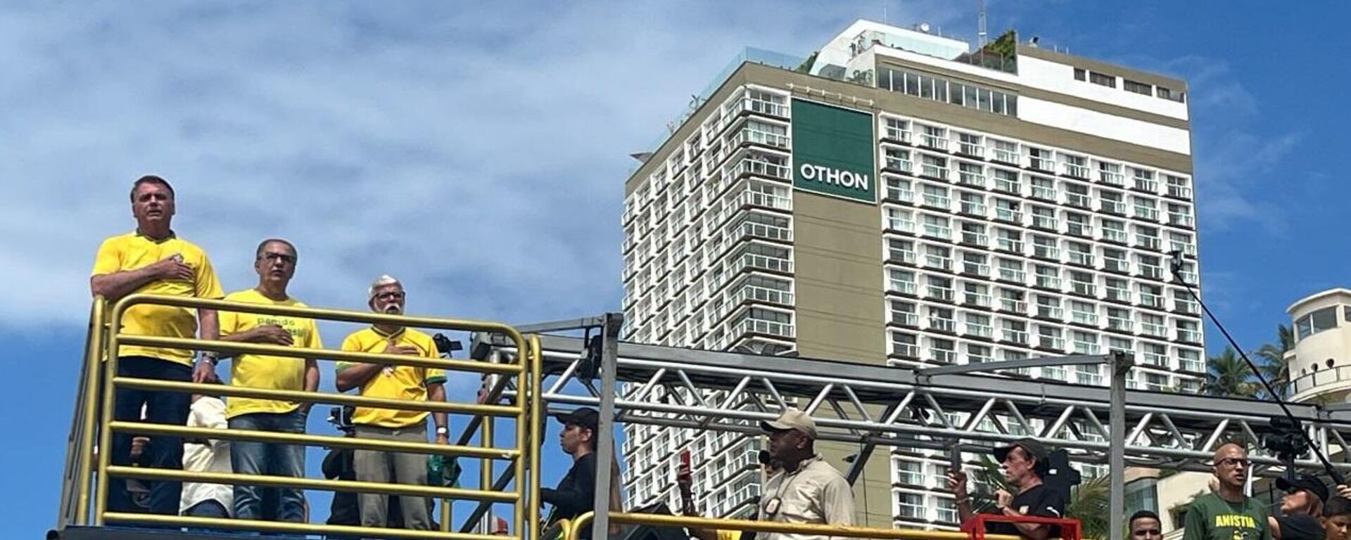 Bolsonaro e aliados ouvem o hino nacional durante ato em Copacabana, no Rio de Janeiro. Brasil, 16 de março de 2025 - Sputnik Brasil, 1920, 16.03.2025