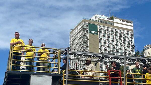 Bolsonaro e aliados ouvem o hino nacional durante ato em Copacabana, no Rio de Janeiro. Brasil, 16 de março de 2025 - Sputnik Brasil