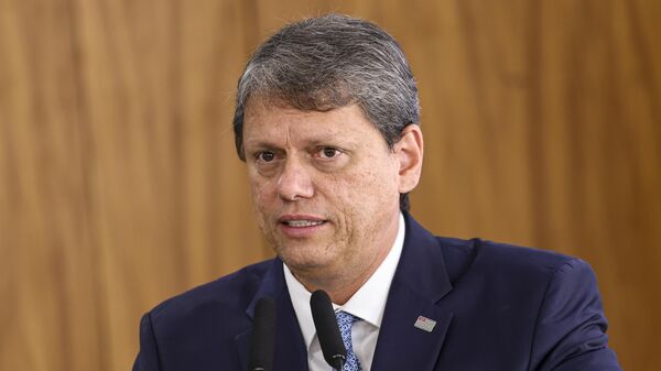 Tarcísio de Freitas durante cerimônia para assinatura de contratos de financiamento do BNDES para infraestrutura e mobilidade urbana de São Paulo, em Brasília (DF). Brasil, 29 de novembro de 2024 - Sputnik Brasil