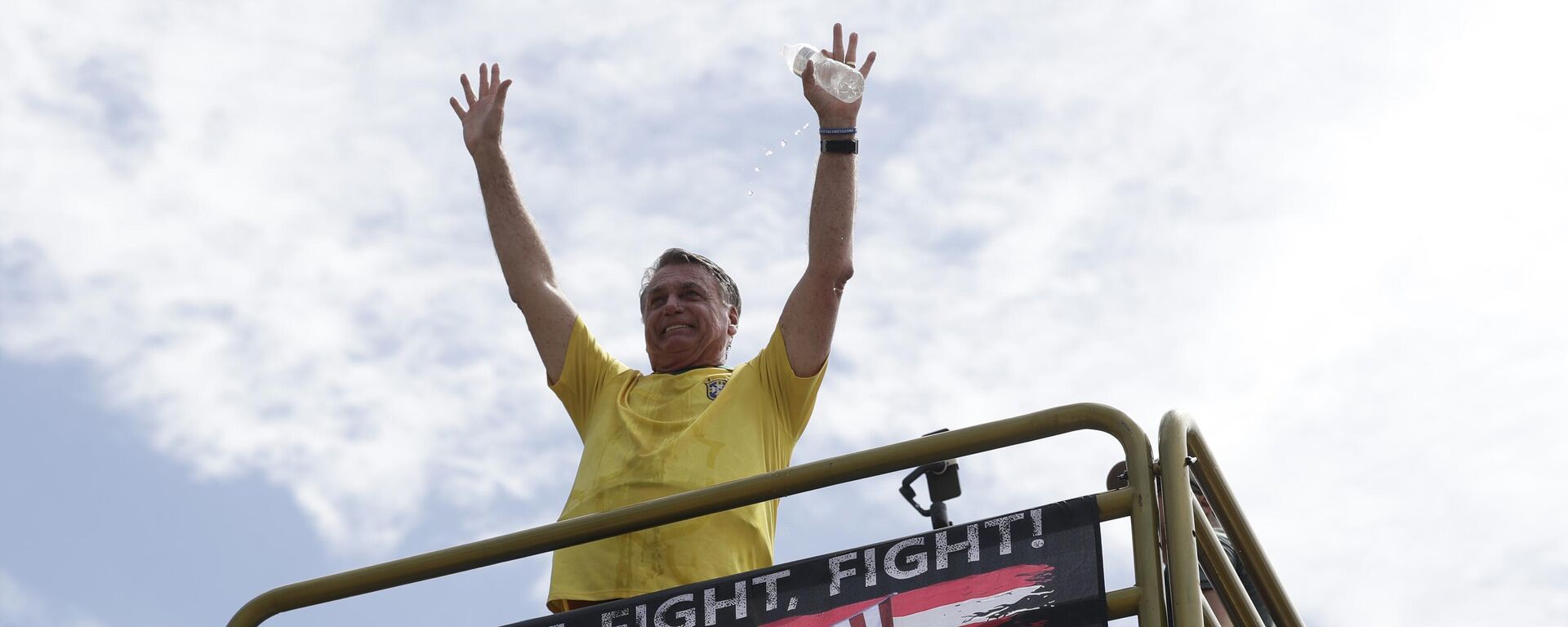 Jair Bolsonaro gesticula para o público ao chegar ao ato em Copacabana, no Rio de Janeiro. Brasil, 16 de março de 2025 - Sputnik Brasil, 1920, 16.03.2025