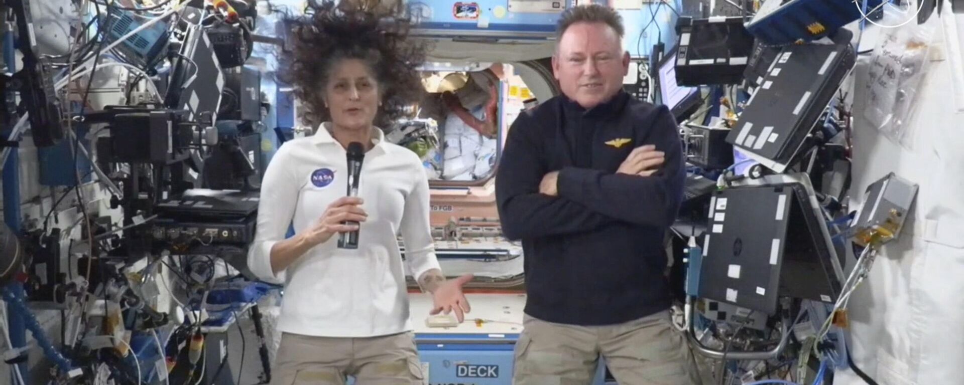Esta imagem feita a partir de uma transmissão ao vivo da NASA mostra os astronautas da NASA Suni Williams (E) e Butch Wilmore (D) durante uma coletiva de imprensa na Estação Espacial Internacional (EEI), 13 de setembro de 2024 - Sputnik Brasil, 1920, 17.03.2025
