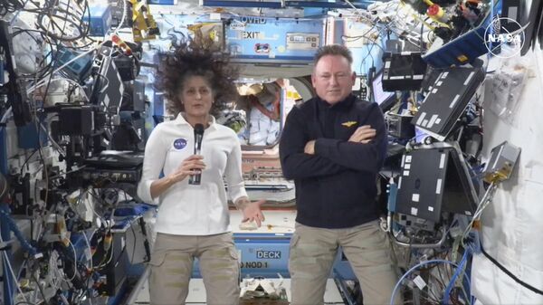 Esta imagem feita a partir de uma transmissão ao vivo da NASA mostra os astronautas da NASA Suni Williams (E) e Butch Wilmore (D) durante uma coletiva de imprensa na Estação Espacial Internacional (EEI), 13 de setembro de 2024 - Sputnik Brasil