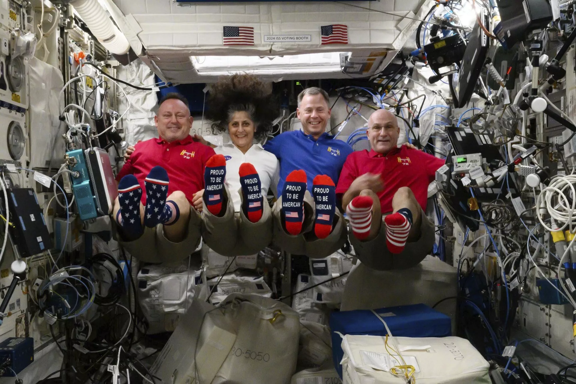 Da esquerda para a direita: os astronautas Butch Wilmore, Suni Williams, Nick Hague e Don Pettit mostram suas meias com tema da bandeira dos EUA a bordo da Estação Espacial Internacional (EEI) no dia da eleição, 5 de novembro de 2024 - Sputnik Brasil, 1920, 17.03.2025