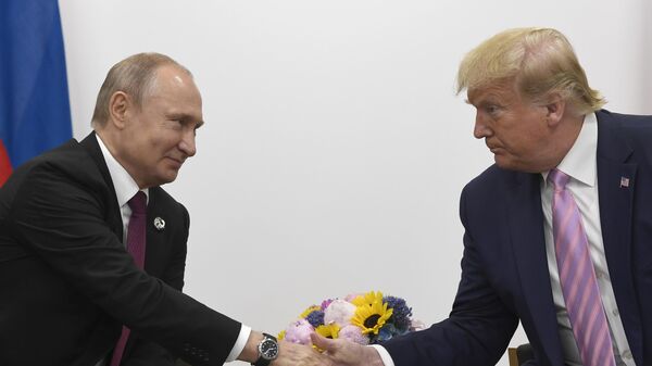 Donald Trump aperta a mão de Vladimir Putin durante uma reunião bilateral à margem da cúpula do G20, em Osaka. Japão, 28 de junho de 2019 - Sputnik Brasil