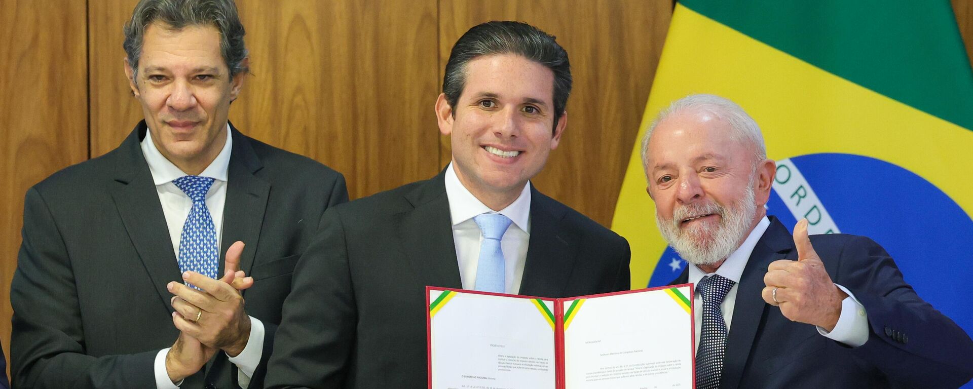 O presidente Luiz Inácio Lula da Silva assinou nesta terça-feira (18) o projeto de lei que prevê a isenção do Imposto de Renda (IR) para pessoas que recebem até R$ 5 mil por mês - Sputnik Brasil, 1920, 18.03.2025