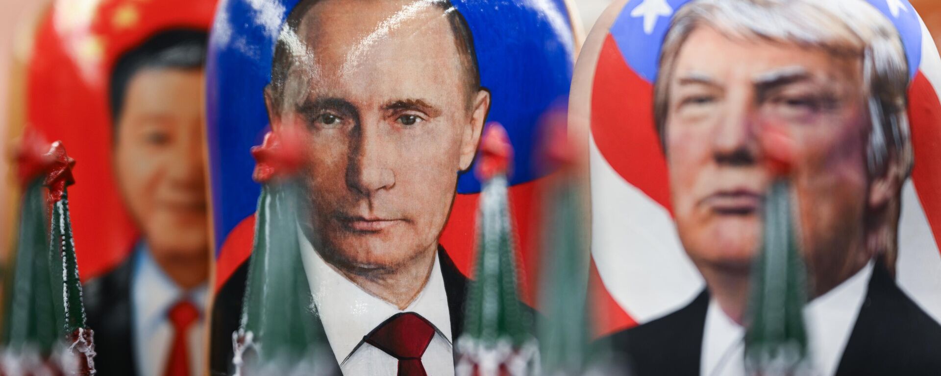 Bonecas Matryoshka com imagens de líderes políticos em uma loja de lembrancinhas em Moscou. - Sputnik Brasil, 1920, 27.04.2025