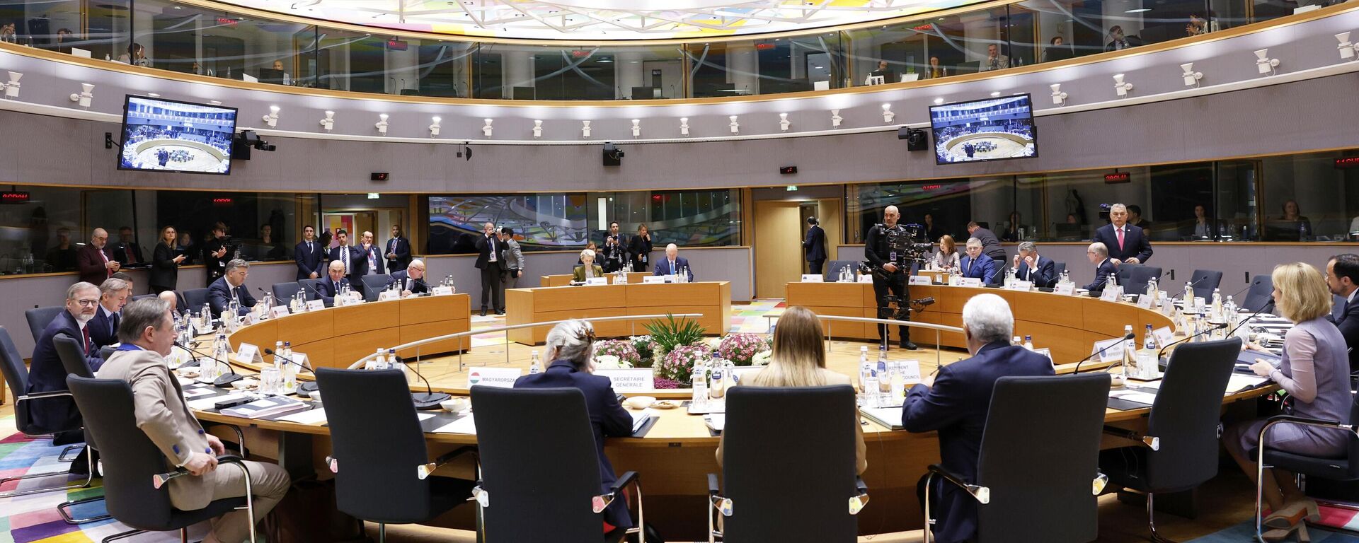 Líderes da União Europeia participam de uma reunião de mesa redonda durante uma cúpula da UE em Bruxelas. 2025. - Sputnik Brasil, 1920, 20.03.2025