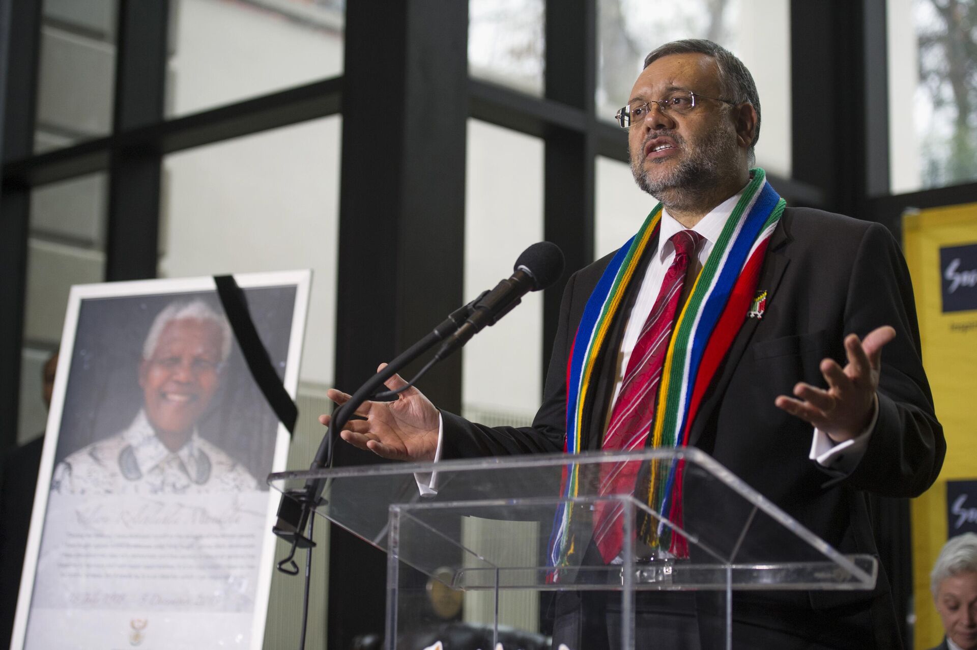 O embaixador da África do Sul nos EUA, Ebrahim Rasool, fala na ocasião do falecimento de Nelson Mandela na Embaixada da África do Sul em Washington, em 6 de dezembro de 2013 (foto de arquivo) - Sputnik Brasil, 1920, 21.03.2025