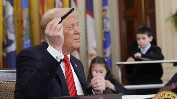 O presidente Donald Trump segura a caneta que usa para assinar ordens executivas no Salão Leste da Casa Branca. Washington, D.C., EUA, 20 de março de 2025 - Sputnik Brasil