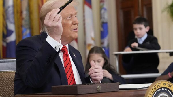 O presidente Donald Trump segura a caneta que usa para assinar ordens executivas, no Salão Leste da Casa Branca, em Washington, D.C., EUA, em 20 de março de 2025 - Sputnik Brasil