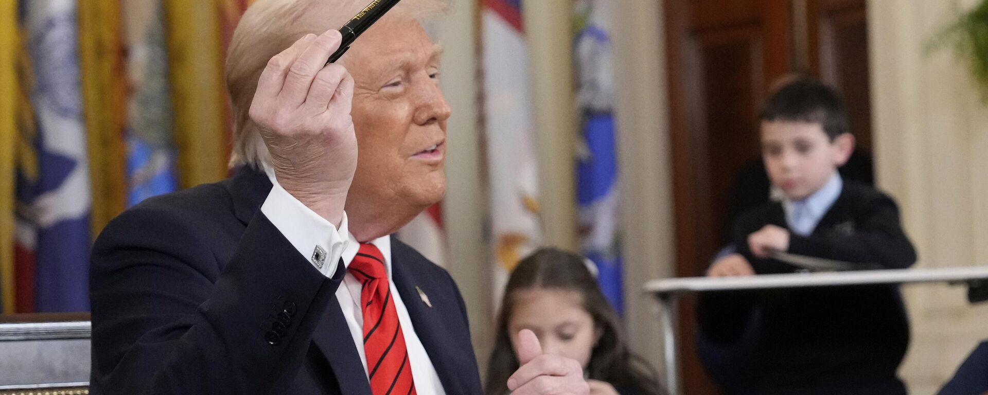 O presidente Donald Trump segura a caneta que usa para assinar ordens executivas no Salão Leste da Casa Branca. Washington, D.C., EUA, 20 de março de 2025 - Sputnik Brasil, 1920, 02.04.2025