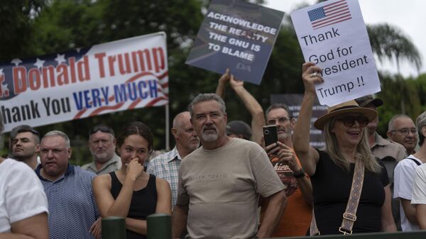 Sul-africanos brancos se manifestam em apoio ao presidente dos EUA, Donald Trump, em frente à embaixada dos EUA em Pretória, África do Sul,15 de fevereiro de 2025 - Sputnik Brasil