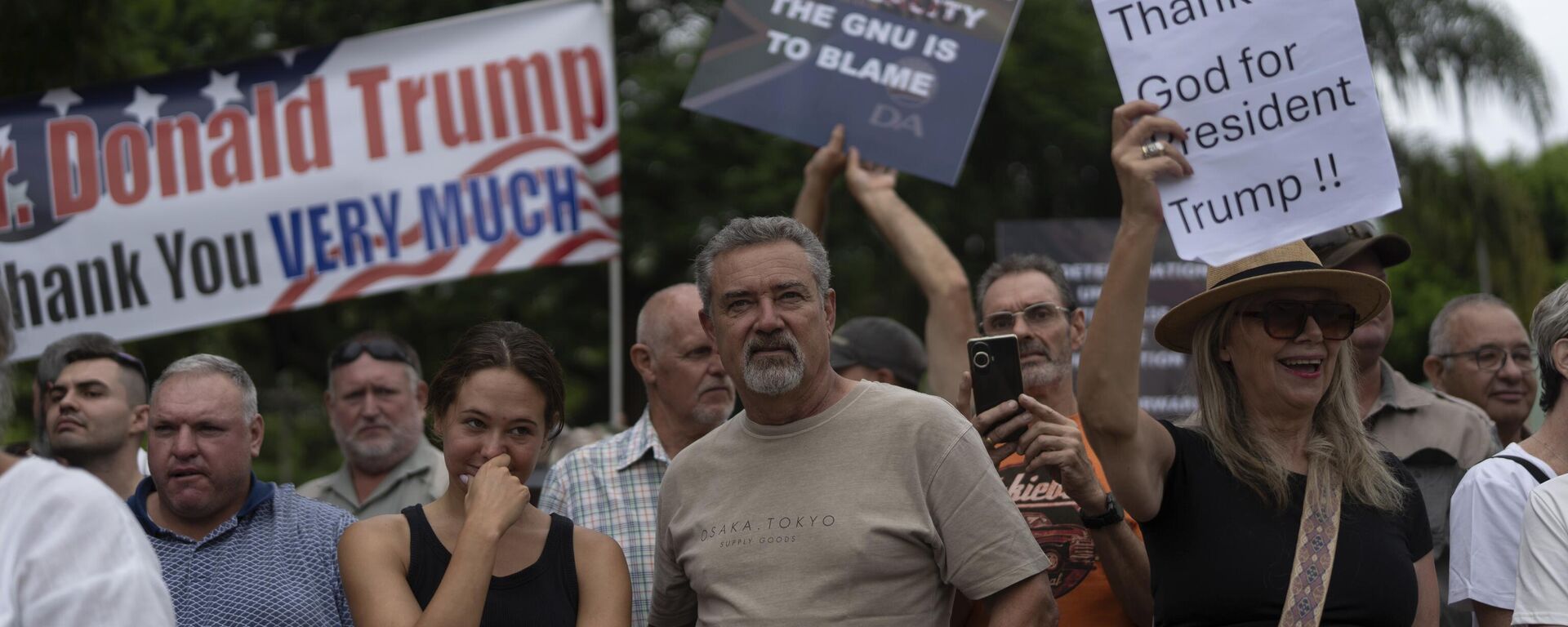 Sul-africanos brancos se manifestam em apoio ao presidente dos EUA, Donald Trump, em frente à embaixada dos EUA em Pretória, África do Sul,15 de fevereiro de 2025 - Sputnik Brasil, 1920, 21.03.2025