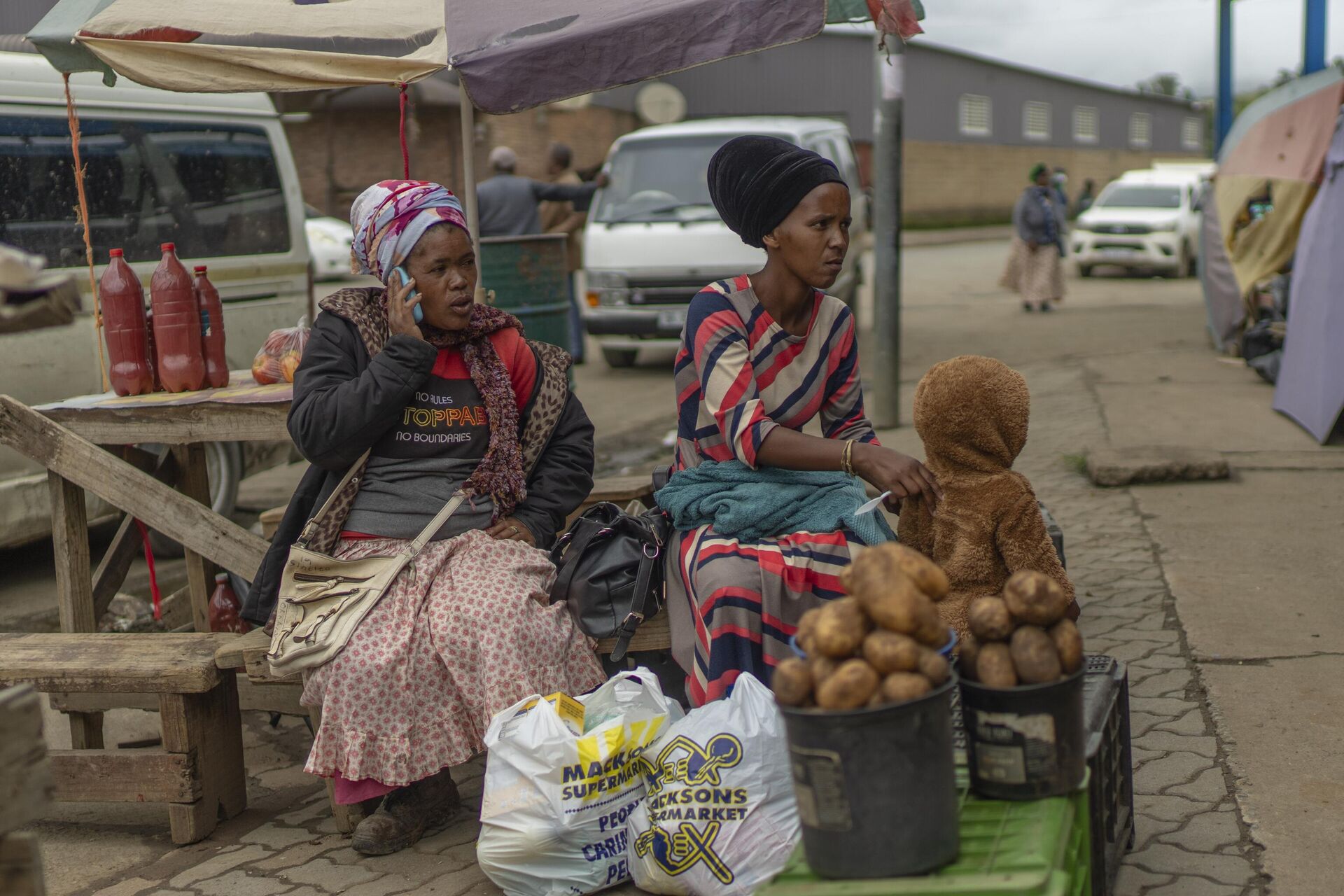 Mulheres vendem produtos no mercado em Umzimkhulu, África do Sul, 12 de fevereiro de 2025 - Sputnik Brasil, 1920, 21.03.2025