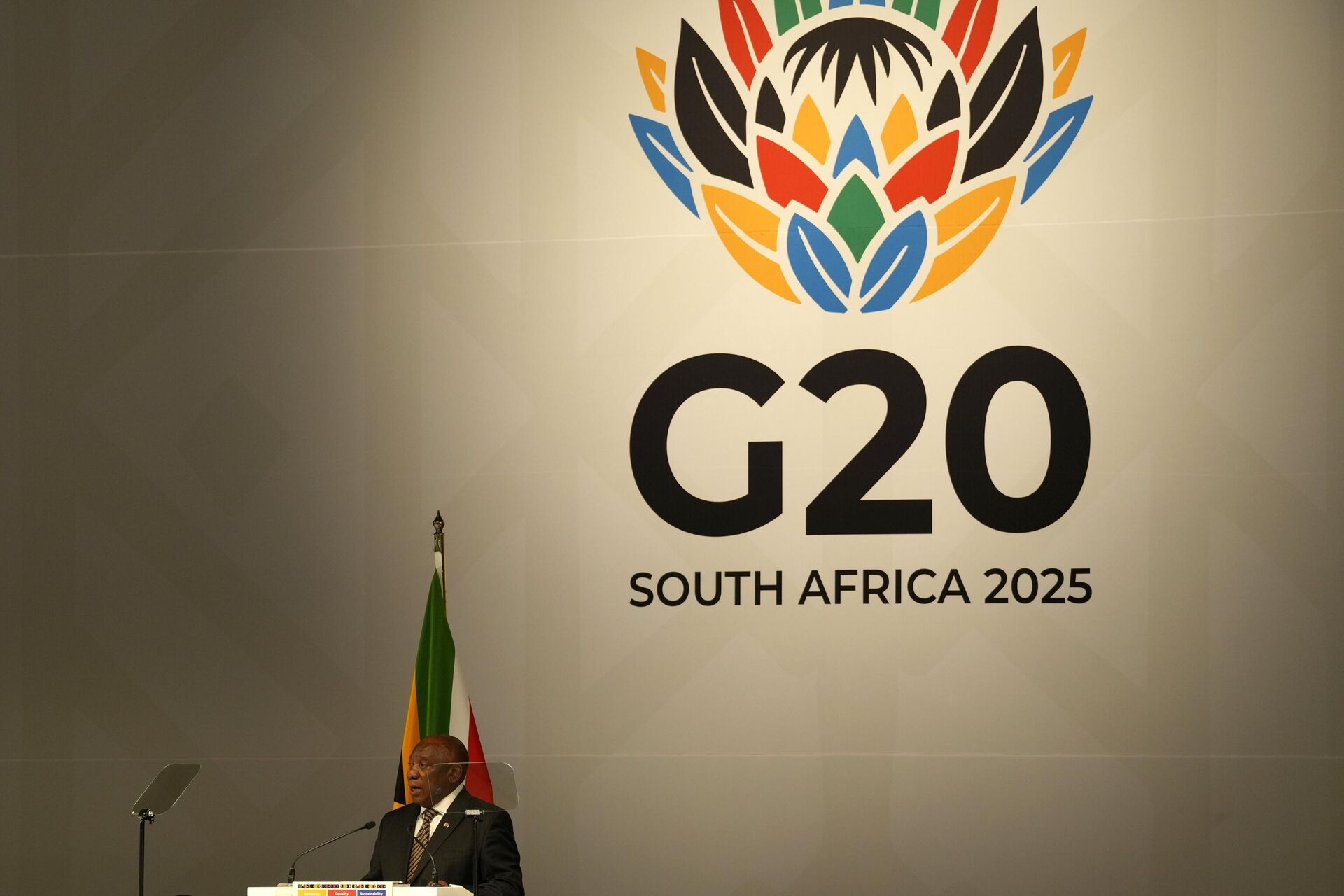 O presidente da África do Sul, Cyril Ramaphosa, discursa para os delegados na reunião dos Ministros das Finanças e Governadores dos Bancos Centrais do G20 na Cidade do Cabo, África do Sul, 26 de fevereiro de 2025 - Sputnik Brasil, 1920, 21.03.2025