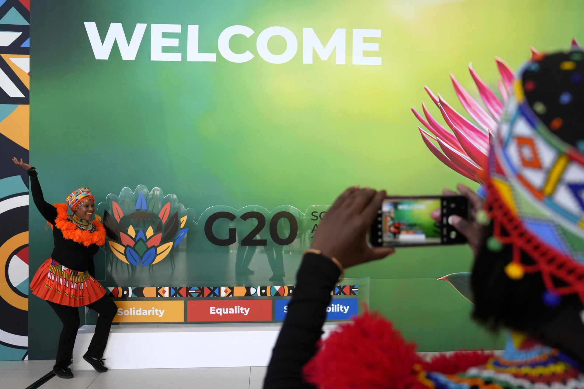 Mulheres tiram fotos durante a reunião dos Ministros das Finanças e Governadores dos Bancos Centrais do G20 na Cidade do Cabo, África do Sul, 26 de fevereiro de 2025 - Sputnik Brasil, 1920, 21.03.2025